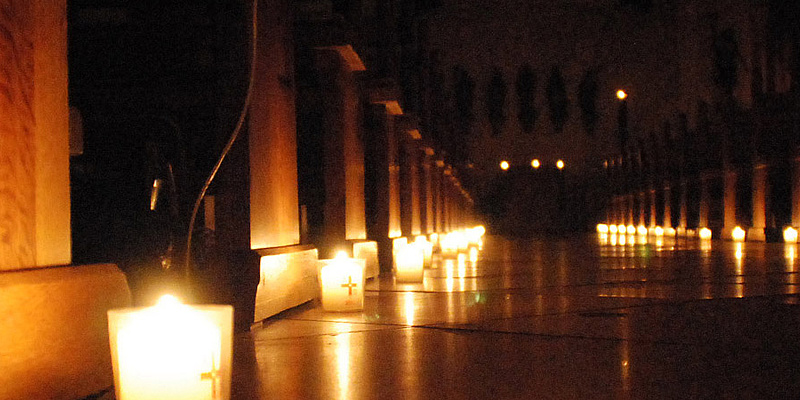 Mittelgang der Kirche mit Kerzen erleichtet