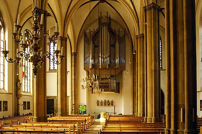 Lambertuskirche - Blick vom Altar auf die Orgel