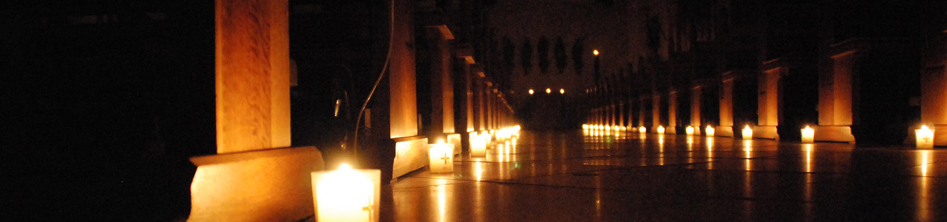 Mittelgang der Kirche mit Kerzen erleichtet